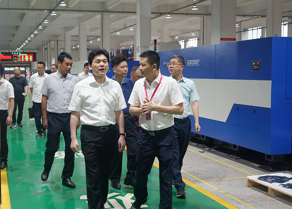 【頭條】嵊州市市長嚴鋼蒞臨佳歌集成灶視察和指導 【頭條】嵊州市市長嚴鋼蒞臨佳歌集成灶視察和指導