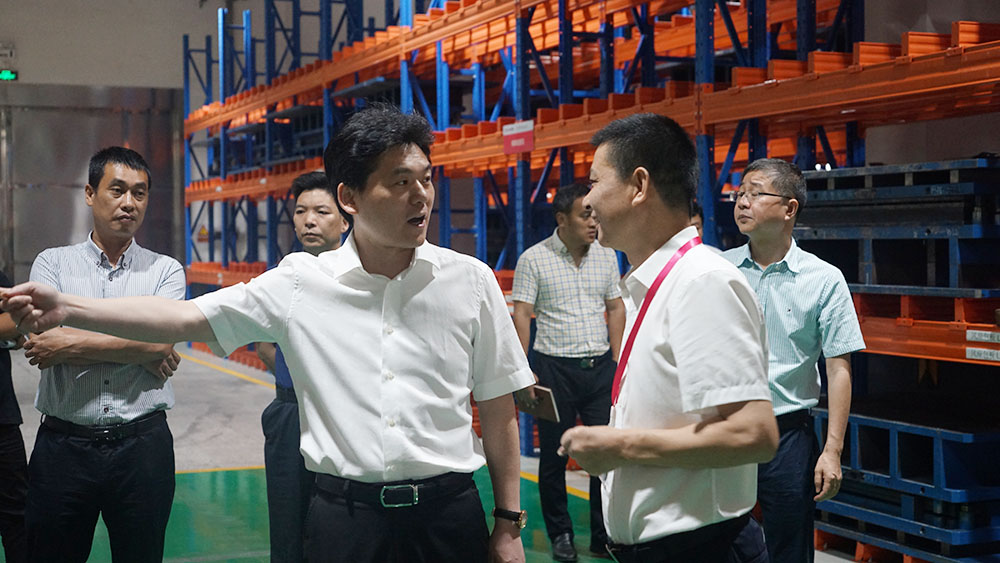 【頭條】嵊州市市長嚴鋼蒞臨佳歌集成灶視察和指導 【頭條】嵊州市市長嚴鋼蒞臨佳歌集成灶視察和指導