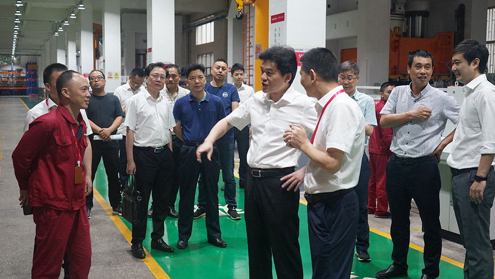 【頭條】嵊州市市長嚴鋼蒞臨佳歌集成灶視察和指導 【頭條】嵊州市市長嚴鋼蒞臨佳歌集成灶視察和指導