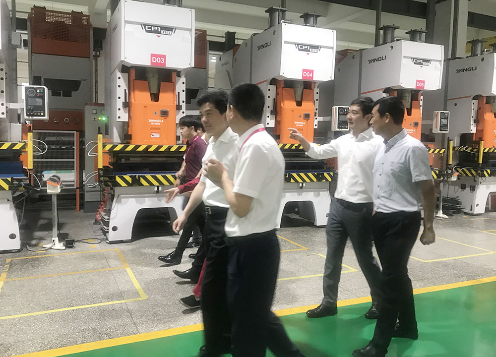 【頭條】嵊州市市長嚴鋼蒞臨佳歌集成灶視察和指導 【頭條】嵊州市市長嚴鋼蒞臨佳歌集成灶視察和指導