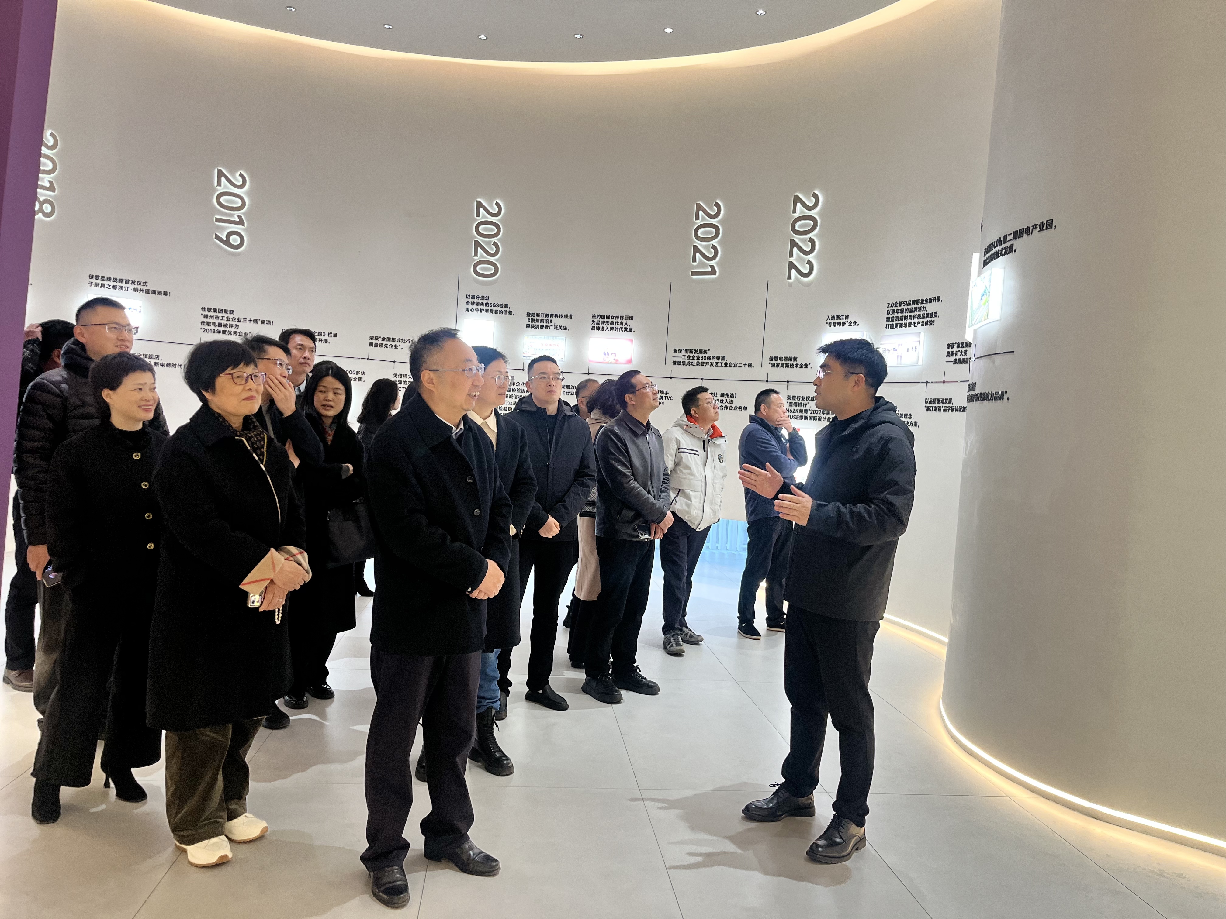 嵊州、新昌兩地政協(xié)副主席、民建主委等領(lǐng)導(dǎo)一行蒞臨佳歌集成灶參觀指導(dǎo)